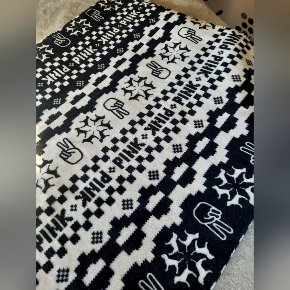 Victoria Secret PINK Sherpa Blanket 50" × 60" Black & White NWT